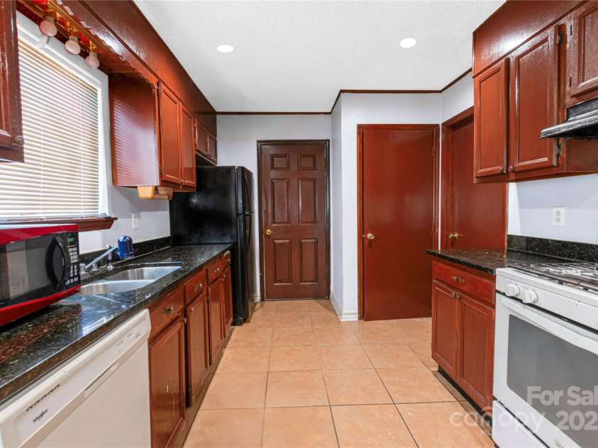 4715 Cricklewood Lane, Charlotte, NC 28212.  MLS# CAR4233885, YatesRealty ID 1993. 