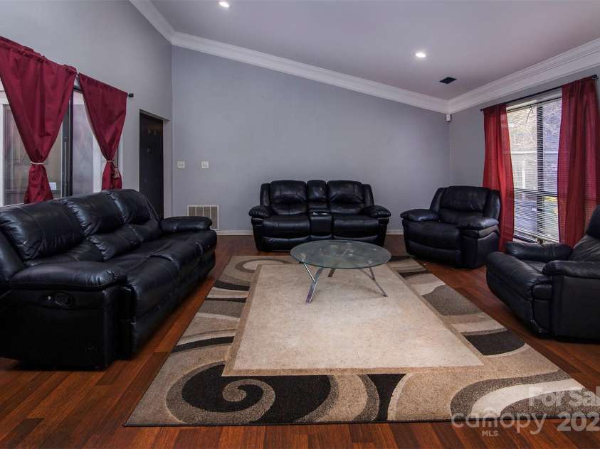 4715 Cricklewood Lane, Charlotte, NC 28212.  MLS# CAR4325351, YatesRealty ID 1993. 