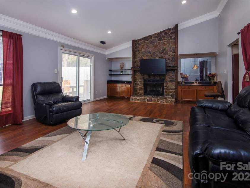 4715 Cricklewood Lane, Charlotte, NC 28212.  MLS# CAR4325351, YatesRealty ID 1993. 