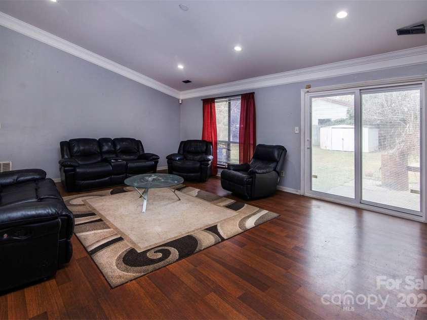 4715 Cricklewood Lane, Charlotte, NC 28212.  MLS# CAR4325351, YatesRealty ID 1993. 