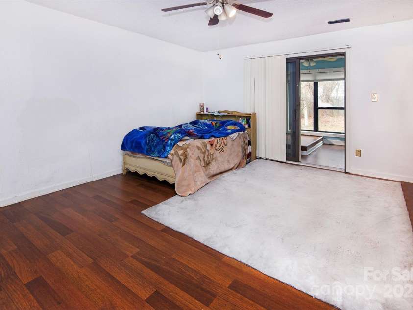 4715 Cricklewood Lane, Charlotte, NC 28212.  MLS# CAR4325351, YatesRealty ID 1993. 