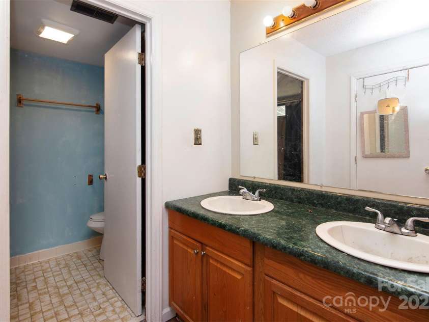 4715 Cricklewood Lane, Charlotte, NC 28212.  MLS# CAR4325351, YatesRealty ID 1993. 