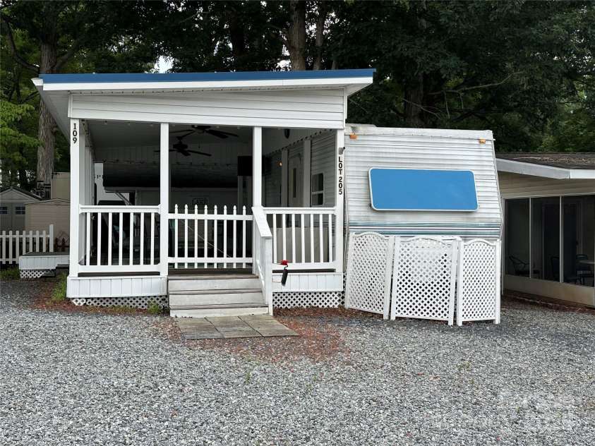 109 Pine Street, New London, NC 28127.  MLS# CAR4269459, YatesRealty ID 19931. 