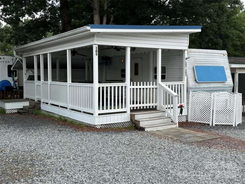 109 Pine Street, New London, NC 28127.  MLS# CAR4269459, YatesRealty ID 19931. 