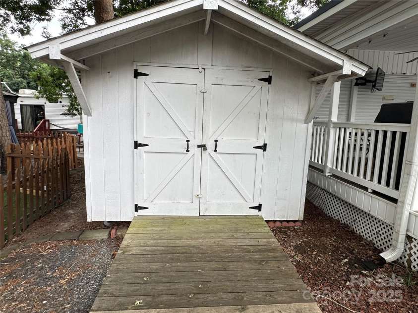 109 Pine Street, New London, NC 28127.  MLS# CAR4269459, YatesRealty ID 19931. 