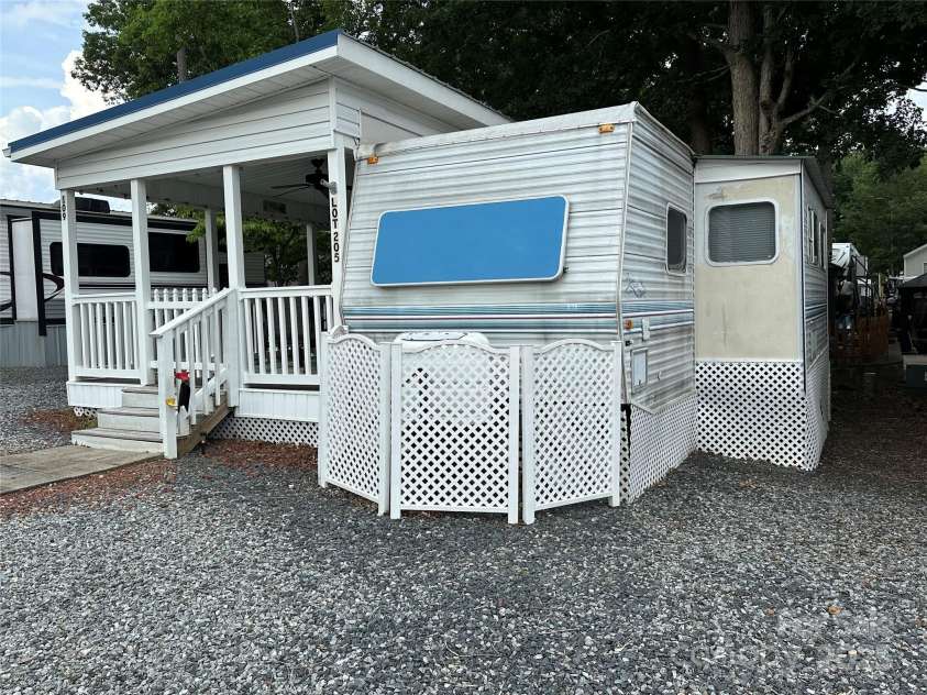 109 Pine Street, New London, NC 28127.  MLS# CAR4269459, YatesRealty ID 19931. 