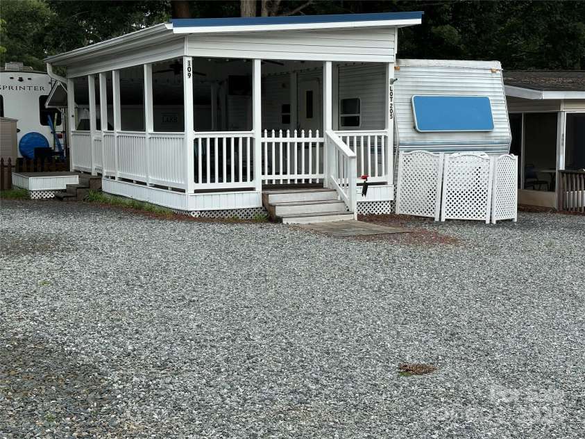 109 Pine Street, New London, NC 28127.  MLS# CAR4269459, YatesRealty ID 19931. 