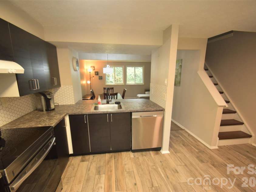 9432 Lexington Circle, Charlotte, NC 28213.  MLS# CAR4371741, YatesRealty ID 19933. 