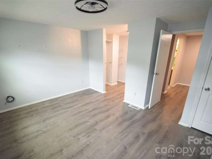 9432 Lexington Circle, Charlotte, NC 28213.  MLS# CAR4371741, YatesRealty ID 19933. 
