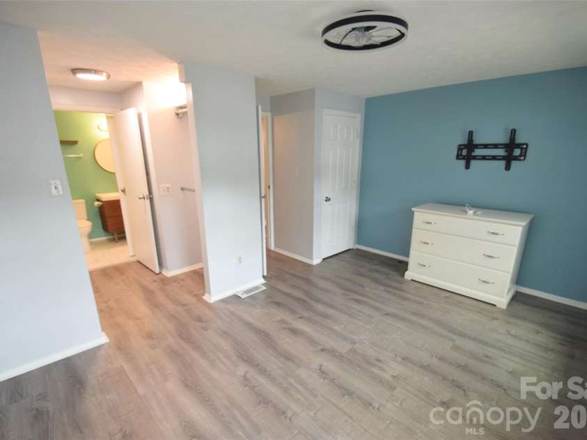 9432 Lexington Circle, Charlotte, NC 28213.  MLS# CAR4371741, YatesRealty ID 19933. 