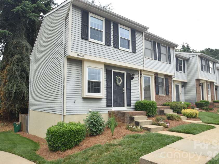 9432 Lexington Circle, Charlotte, NC 28213.  MLS# CAR4371741, YatesRealty ID 19933. Front Outside Side view
