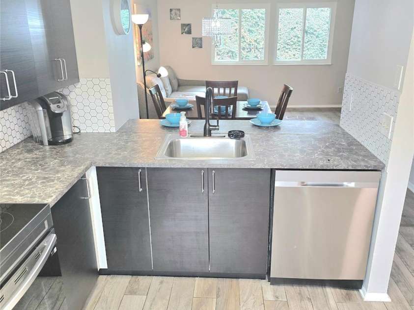 9432 Lexington Circle, Charlotte, NC 28213.  MLS# CAR4371741, YatesRealty ID 19933. Kitchen