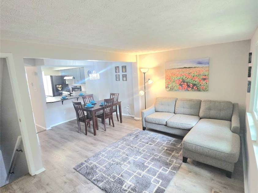 9432 Lexington Circle, Charlotte, NC 28213.  MLS# CAR4371741, YatesRealty ID 19933. Livingroom