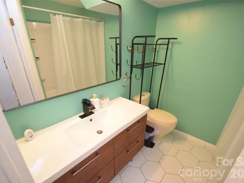 9432 Lexington Circle, Charlotte, NC 28213.  MLS# CAR4371741, YatesRealty ID 19933. Master Basement bath 1