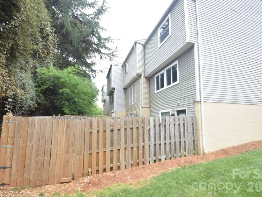 9432 Lexington Circle, Charlotte, NC 28213.  MLS# CAR4371741, YatesRealty ID 19933. Outside Back