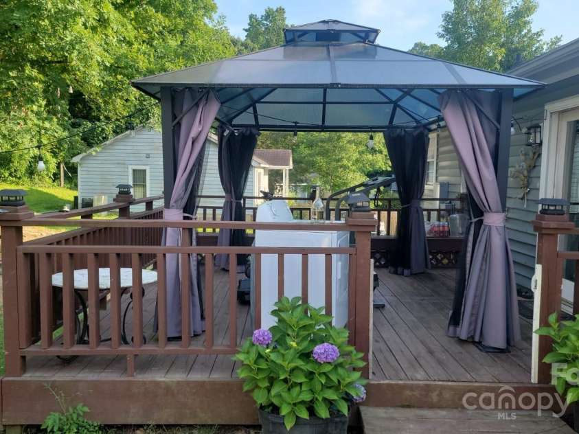 7401 Merrily Lane, Charlotte, NC 28214.  MLS# CAR4270157, YatesRealty ID 19936. 