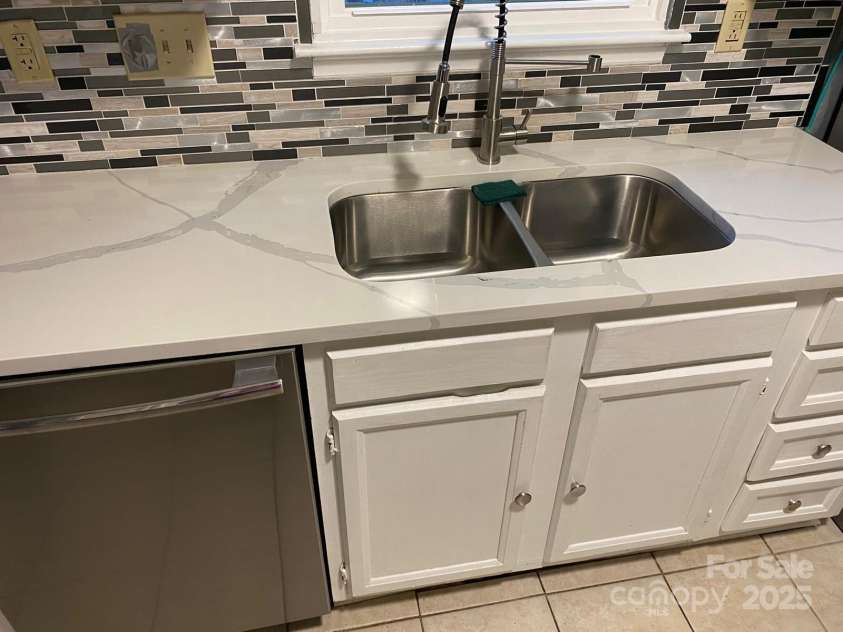 7401 Merrily Lane, Charlotte, NC 28214.  MLS# CAR4270157, YatesRealty ID 19936. 