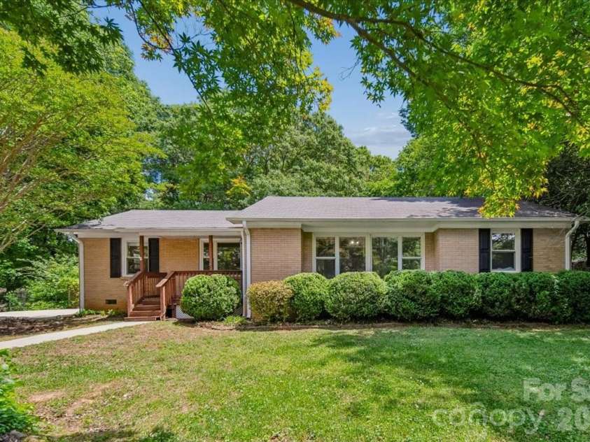 107 Fox Run Drive, Fort Mill, SC 29715.  MLS# CAR4374438, YatesRealty ID 19937. 