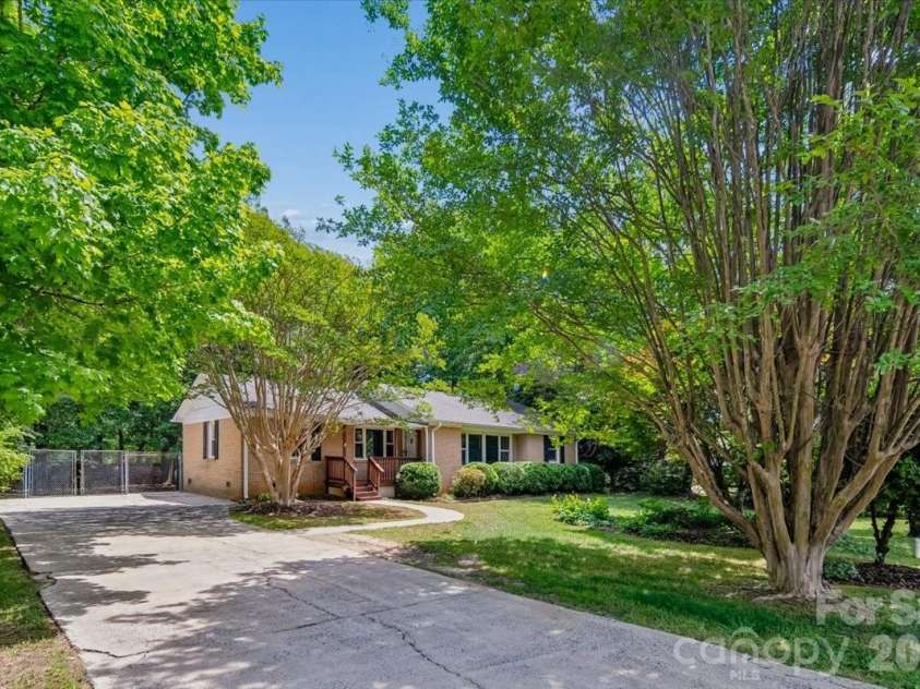 107 Fox Run Drive, Fort Mill, SC 29715.  MLS# CAR4374438, YatesRealty ID 19937. 