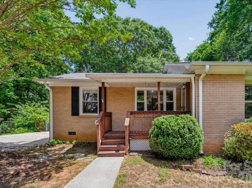 107 Fox Run Drive, Fort Mill, SC 29715.  MLS# CAR4374438, YatesRealty ID 19937. 