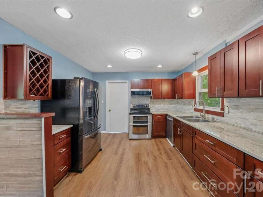 107 Fox Run Drive, Fort Mill, SC 29715.  MLS# CAR4374438, YatesRealty ID 19937. 