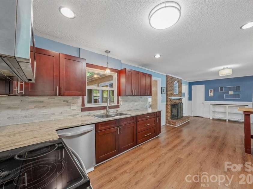 107 Fox Run Drive, Fort Mill, SC 29715.  MLS# CAR4374438, YatesRealty ID 19937. 