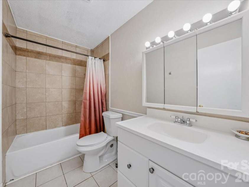 107 Fox Run Drive, Fort Mill, SC 29715.  MLS# CAR4374438, YatesRealty ID 19937. 
