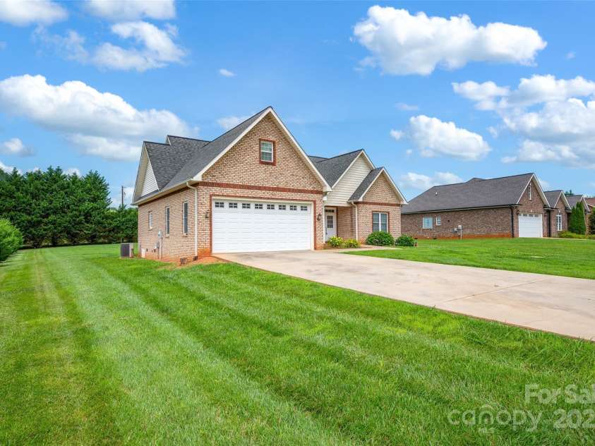 116 Postell Drive, Statesville, NC 28625.  MLS# CAR4269871, YatesRealty ID 19941. 