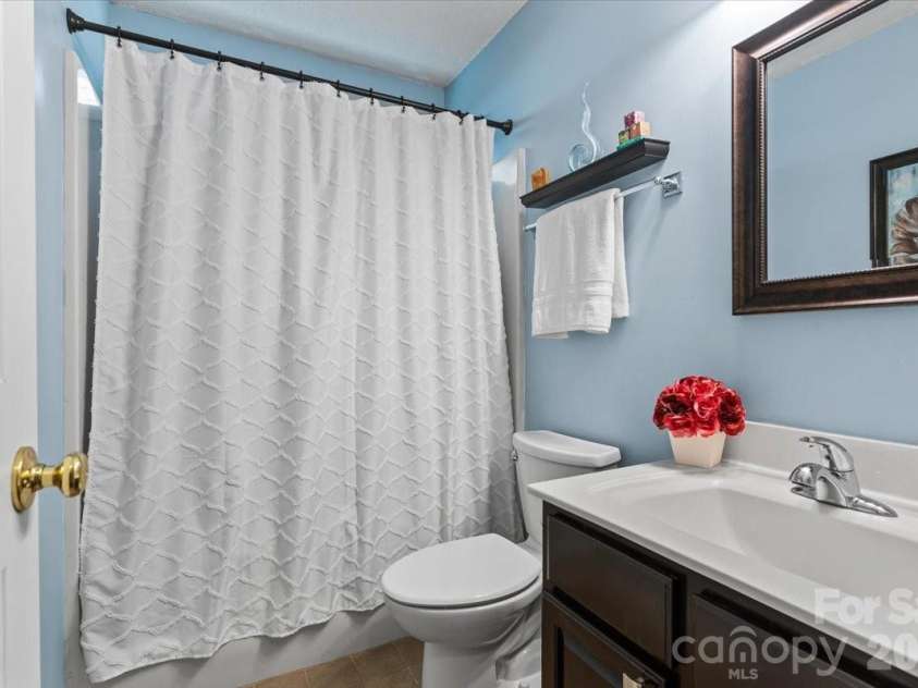 14413 John Beck Drive, Charlotte, NC 28273.  MLS# CAR4374623, YatesRealty ID 19941. Full hall bath conveniently located near the secondary bedrooms