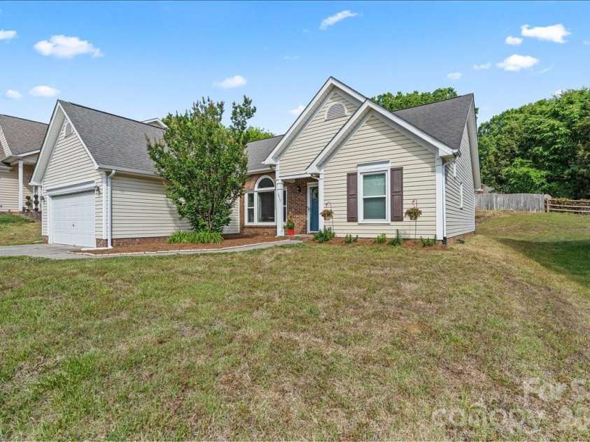 14413 John Beck Drive, Charlotte, NC 28273.  MLS# CAR4374623, YatesRealty ID 19941. Side view of the front of the home