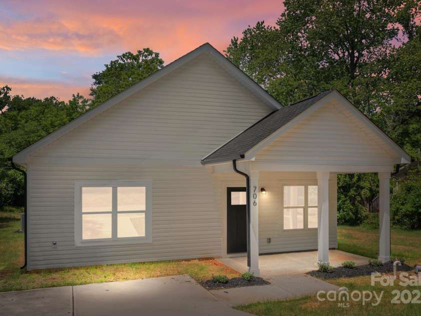 706 Live Oak Street, Shelby, NC 28150.  MLS# CAR4258050, YatesRealty ID 19942. 