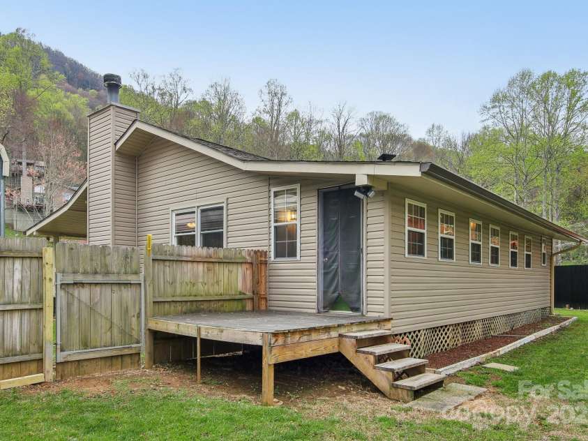 31 Elizabeth Lane, Maggie Valley, NC 28751.  MLS# CAR4247199, YatesRealty ID 19947. 