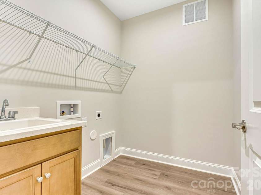 13320 Cozy Court, Charlotte, NC 28215.  MLS# CAR4372289, YatesRealty ID 19952. 