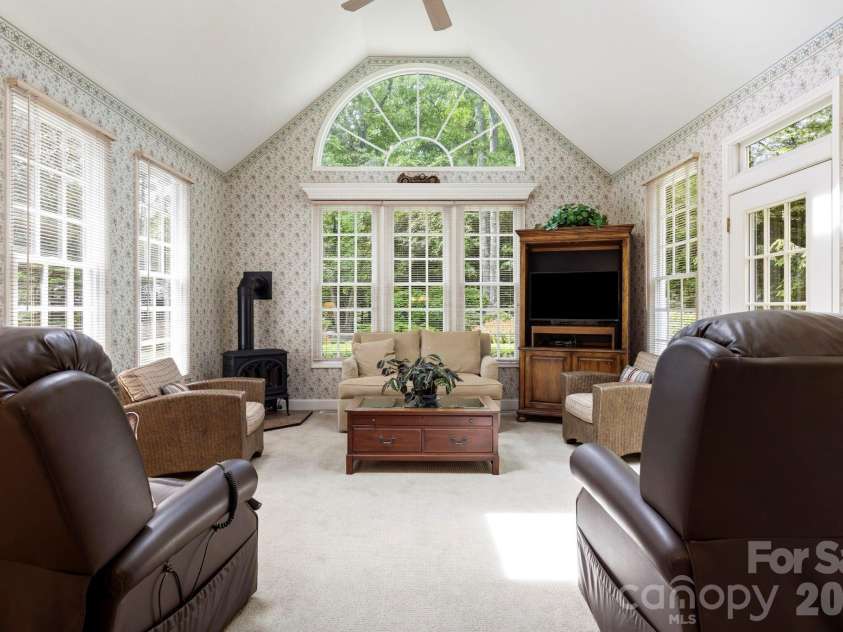 17 Crooked Oak Court, Hendersonville, NC 28791.  MLS# CAR4373323, YatesRealty ID 19954. 