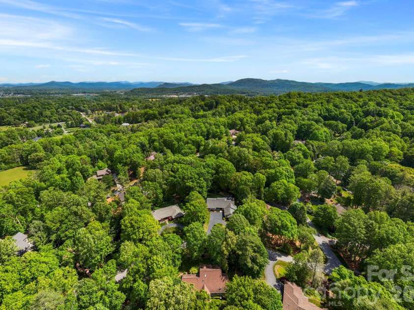 17 Crooked Oak Court, Hendersonville, NC 28791.  MLS# CAR4373323, YatesRealty ID 19954. 