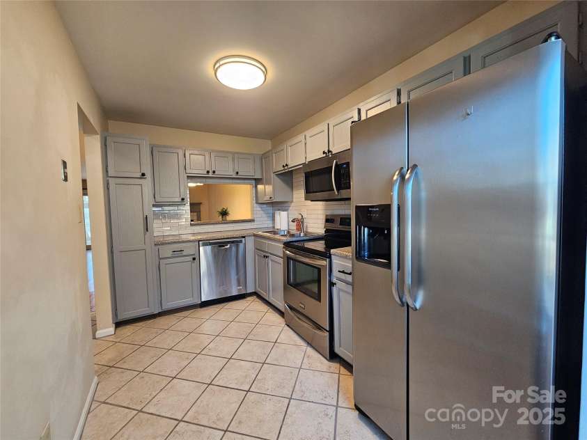 8225 Pineville Matthews Road, Charlotte, NC 28226.  MLS# CAR4217928, YatesRealty ID 19955. 