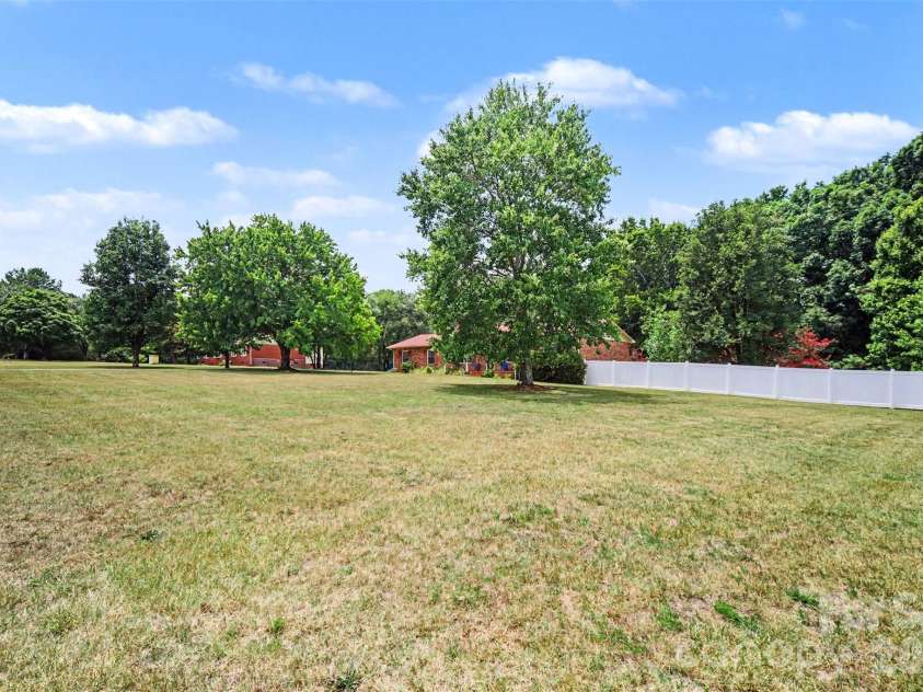 888 Sunbeam Drive, Lincolnton, NC 28092.  MLS# CAR4376118, YatesRealty ID 19955. 