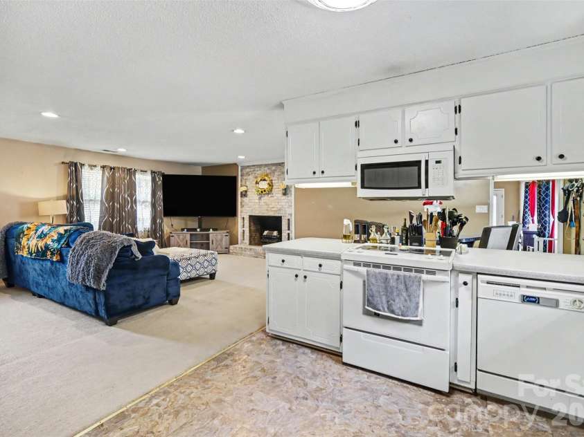 888 Sunbeam Drive, Lincolnton, NC 28092.  MLS# CAR4376118, YatesRealty ID 19955. 