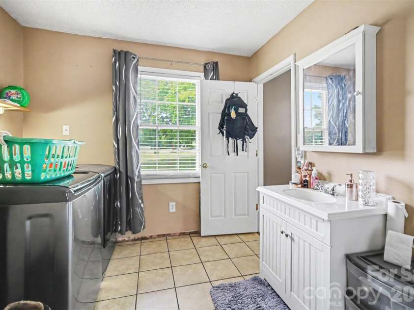 888 Sunbeam Drive, Lincolnton, NC 28092.  MLS# CAR4376118, YatesRealty ID 19955. 