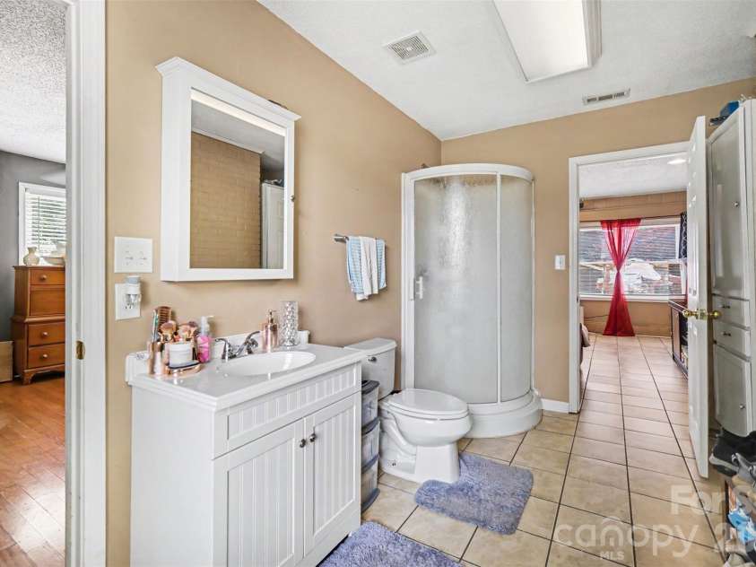 888 Sunbeam Drive, Lincolnton, NC 28092.  MLS# CAR4376118, YatesRealty ID 19955. 
