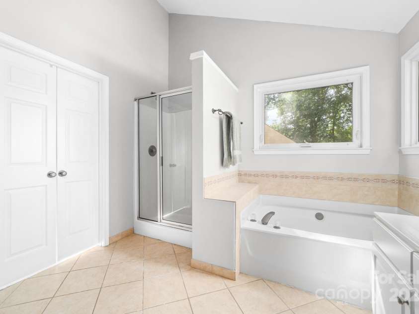 12712 Hollyhock Lane, Huntersville, NC 28078.  MLS# CAR4267293, YatesRealty ID 19958. Primary bath with soaking tub