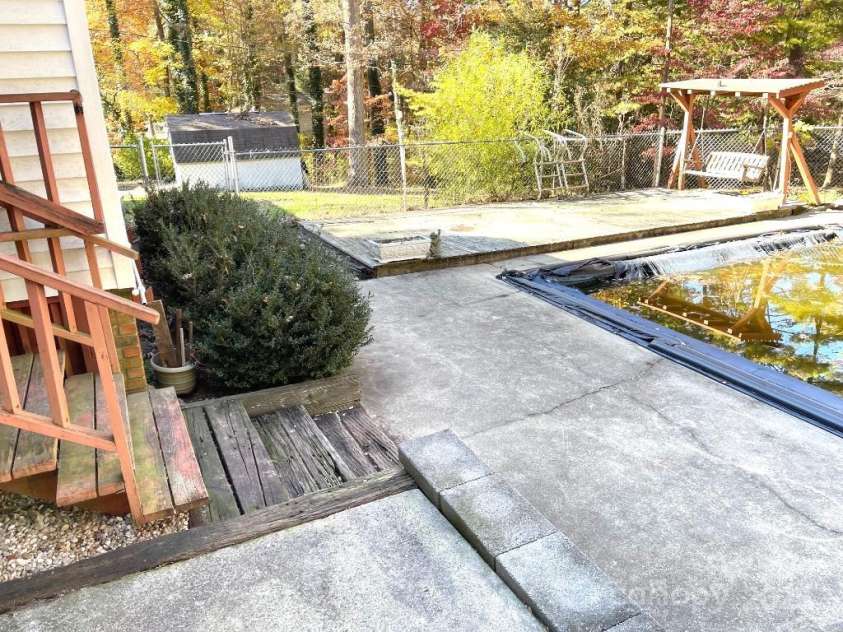 3236 Debbie Drive, Hendersonville, NC 28791.  MLS# CAR4254264, YatesRealty ID 19959. 