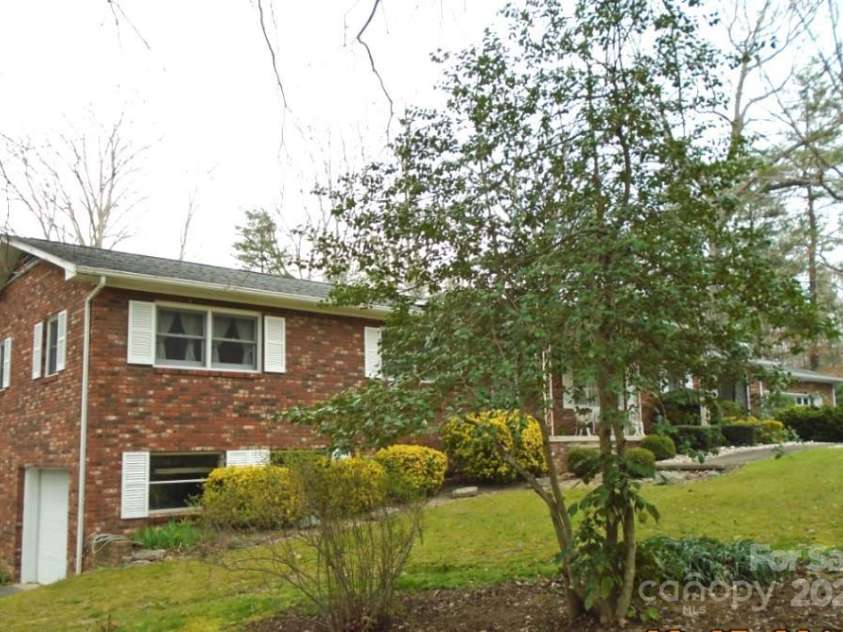 3236 Debbie Drive, Hendersonville, NC 28791.  MLS# CAR4254264, YatesRealty ID 19959. 