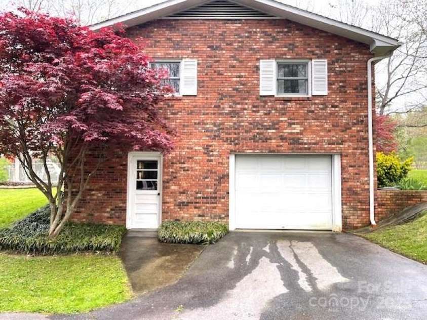 3236 Debbie Drive, Hendersonville, NC 28791.  MLS# CAR4254264, YatesRealty ID 19959. 