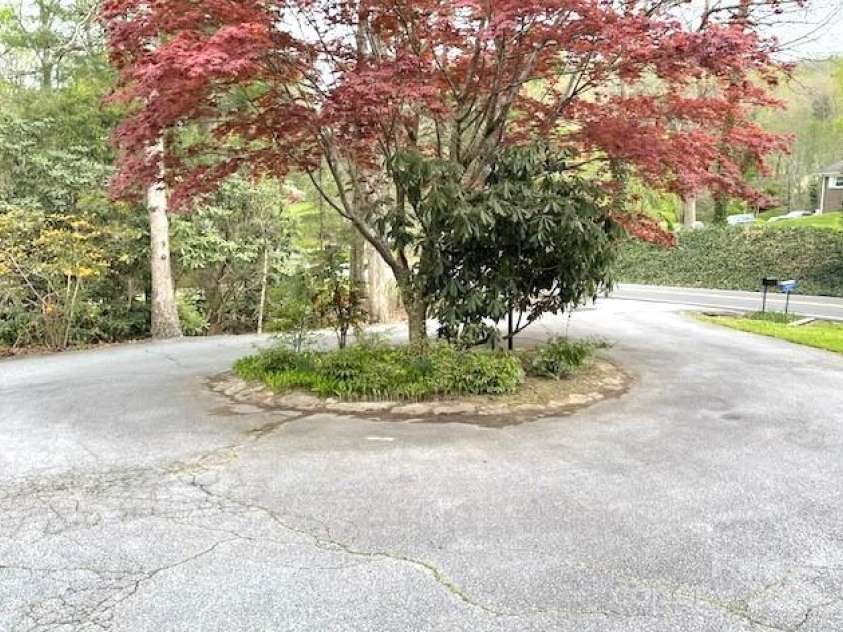 3236 Debbie Drive, Hendersonville, NC 28791.  MLS# CAR4254264, YatesRealty ID 19959. 