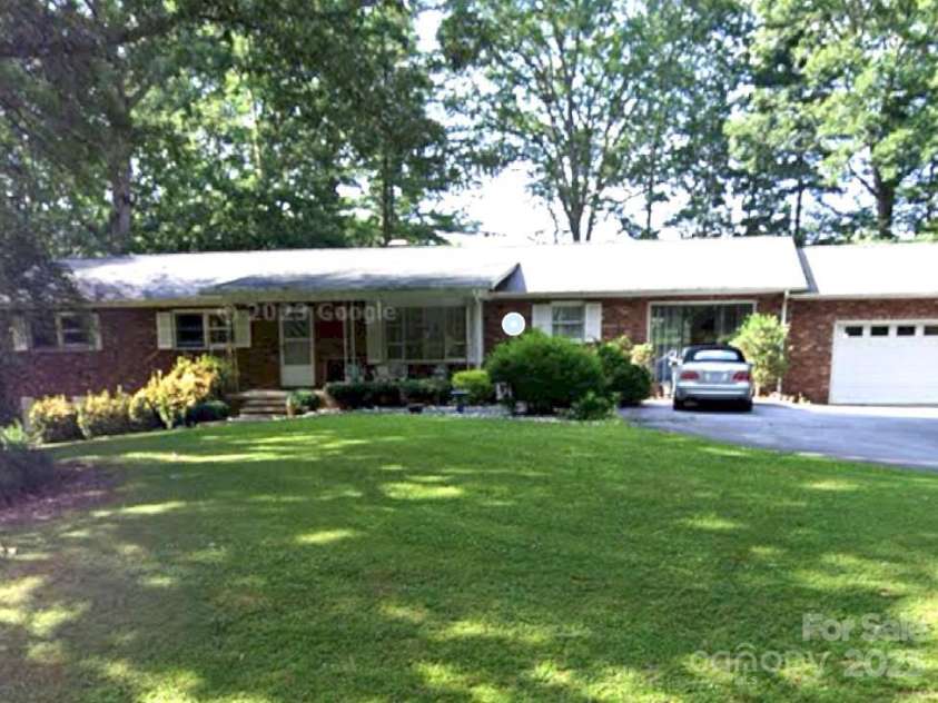 3236 Debbie Drive, Hendersonville, NC 28791.  MLS# CAR4254264, YatesRealty ID 19959. 
