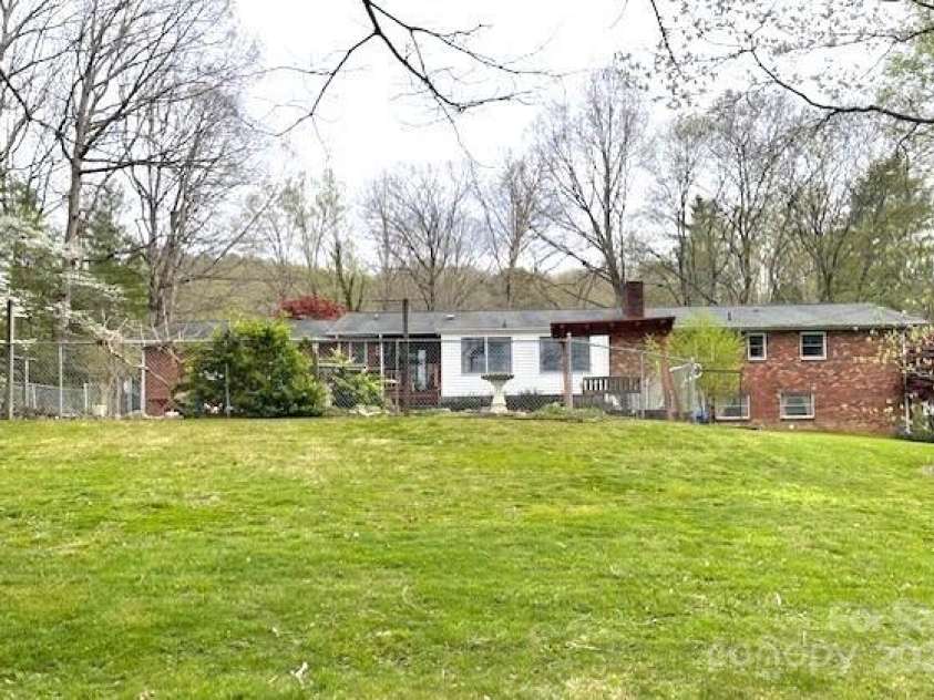 3236 Debbie Drive, Hendersonville, NC 28791.  MLS# CAR4254264, YatesRealty ID 19959. 