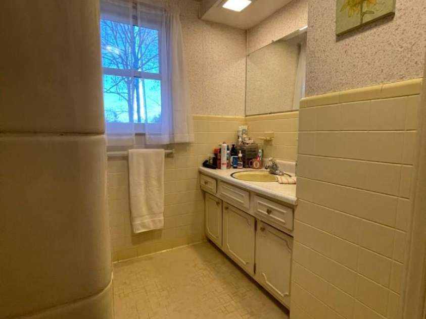 3236 Debbie Drive, Hendersonville, NC 28791.  MLS# CAR4254264, YatesRealty ID 19959. 