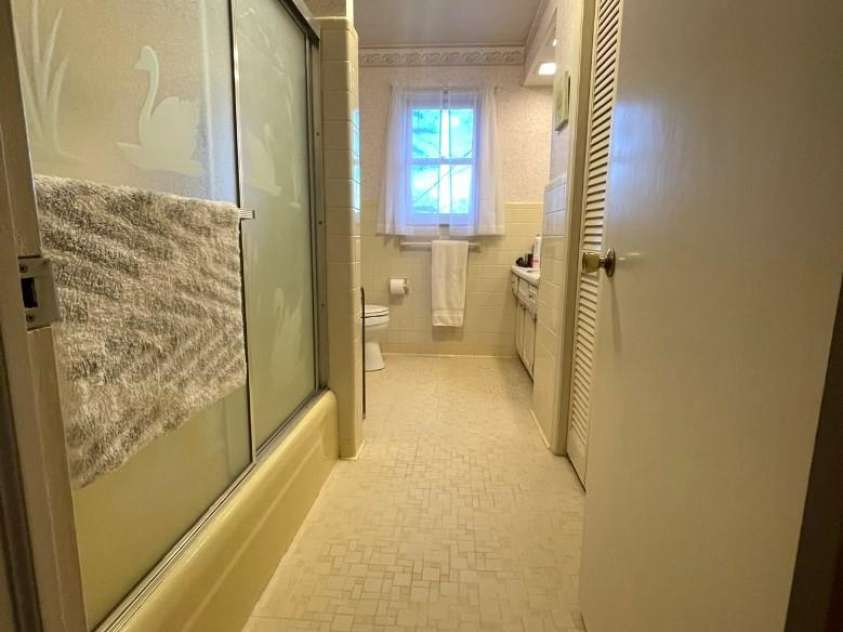 3236 Debbie Drive, Hendersonville, NC 28791.  MLS# CAR4254264, YatesRealty ID 19959. 