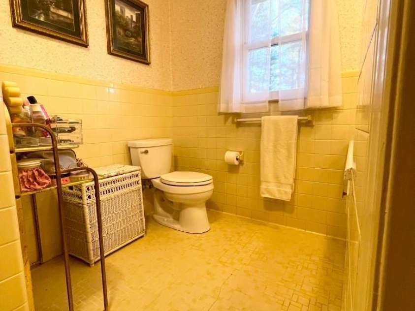 3236 Debbie Drive, Hendersonville, NC 28791.  MLS# CAR4254264, YatesRealty ID 19959. 